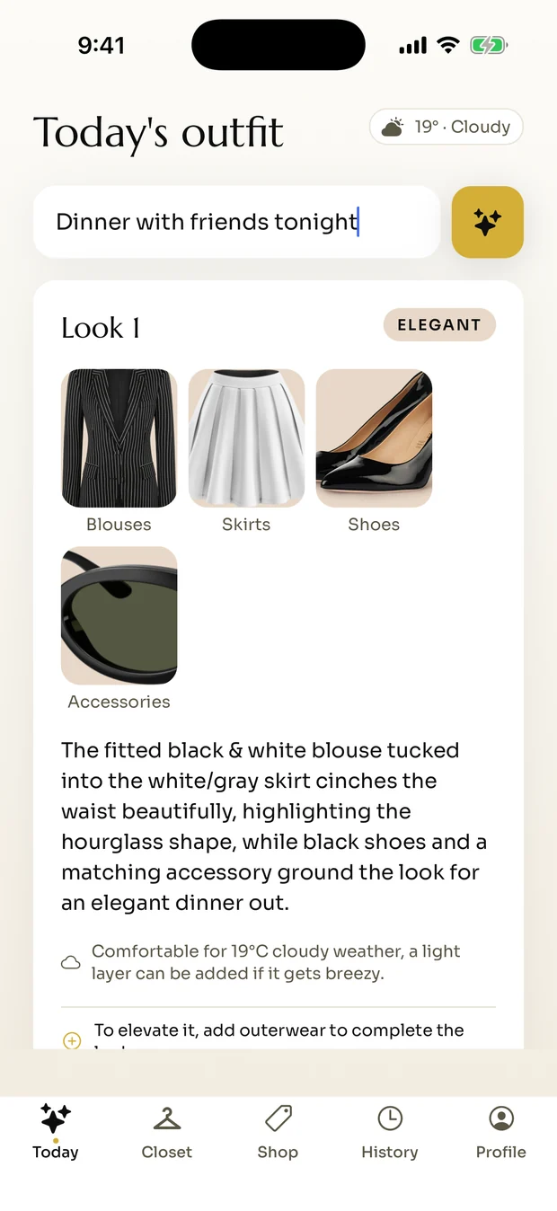 Pantalla del estilista proponiendo un look de blusa, falda, zapatos y accesorio, con la explicación de por qué funciona